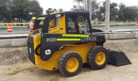 Minicargador Jhon Deere 318D año 2014