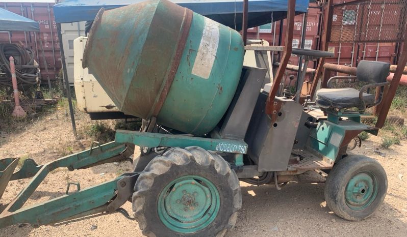 
								Autohormigonera Piquersa modelo 750 año 2007 capacida  0.5 m3 completo									