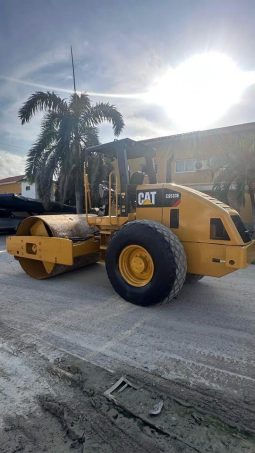 Vibrocompactador Caterpillar CS533E año 2012 horas 8556 papeles al dias