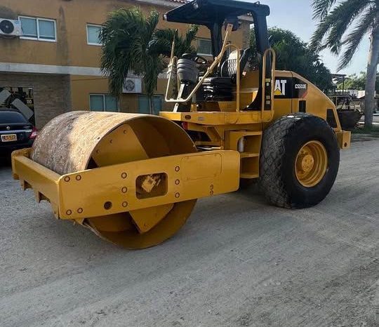 
								Vibrocompactador Caterpillar CS533E año 2012 horas 8556 papeles al dias completo									