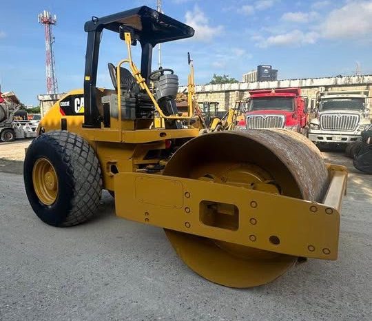 
								Vibrocompactador Caterpillar CS533E año 2012 horas 8556 papeles al dias completo									