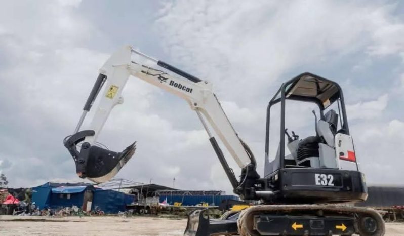 
								Miniexcavadora Bobcat E32 año 2013 horas 2770 completo									