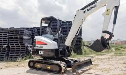 
										Miniexcavadora Bobcat E32 año 2013 horas 2770 completo									