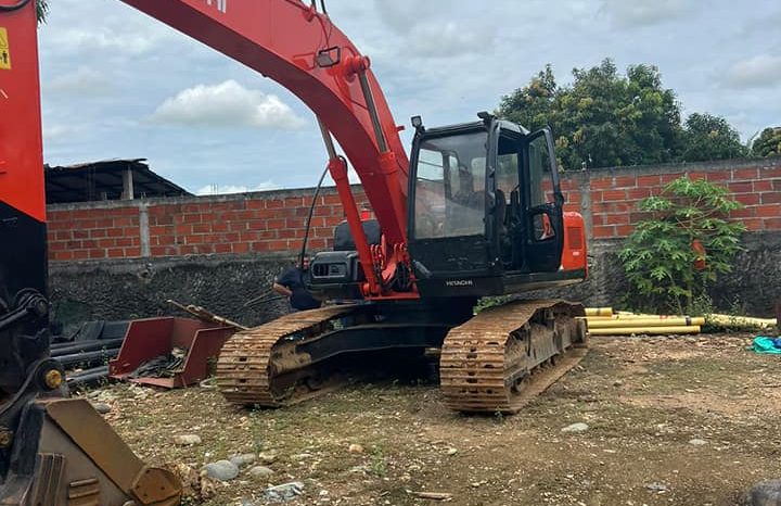 
								Excavadora Hitachi ZX200 año 2005 ubicacion Caucacia Colombia completo									