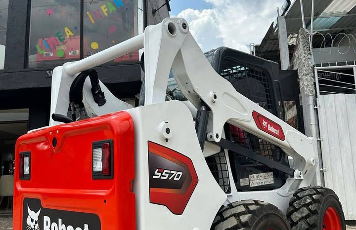 
								Minicargador Bobcat S570 año 2017 horas 8000Ubicacion Colombia completo									