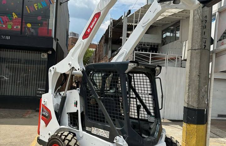 
								Minicargador Bobcat S570 año 2017 horas 8000Ubicacion Colombia completo									