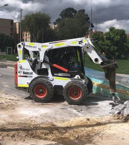 Minicargador Bobcat S650 año 2011 Horas  8100 martillo ubicacion Colombia