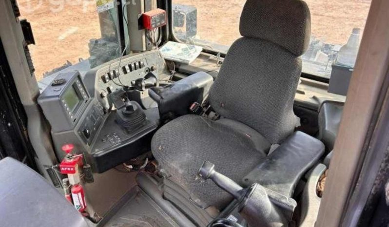 
								Bulldozer Caterpillar D8T año 2014 $ horas 1640 Ubicacion Chile US$182300 EXW completo									