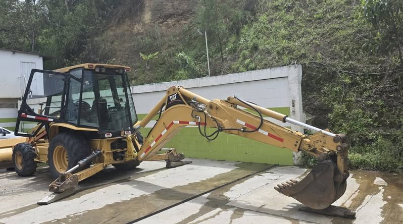
								Retrocargador Caterpillar  420D año 2006   $190.000.000 completo									