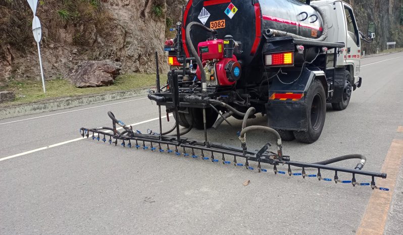 
								Irrigador de asfalto Tanque con capacidad de 2300 lts año 2016 disponibilidad inmediata completo									