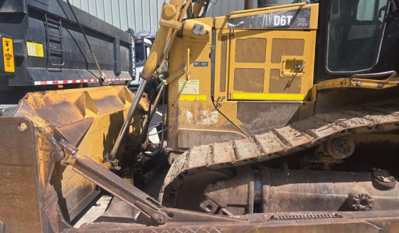 
								Bulldozer Caterpillar D6T año 2013 horas 15.000 completo									