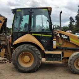 Retrocargador Caterpillar 420F año 2014 horas 14440 cabina cerrada jostick
