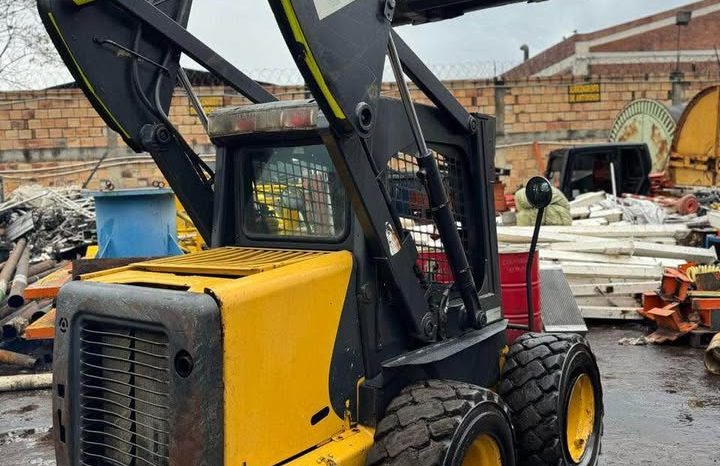 
								Minicargador New Holland L175 año 2010 horas 5900 US$17400 ubicacion Colombia completo									
