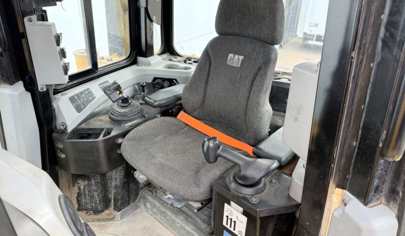 Bulldozer Caterpillar D6T GLP año 2015 Horas 14500 PRECIO  €77500 EXW completo