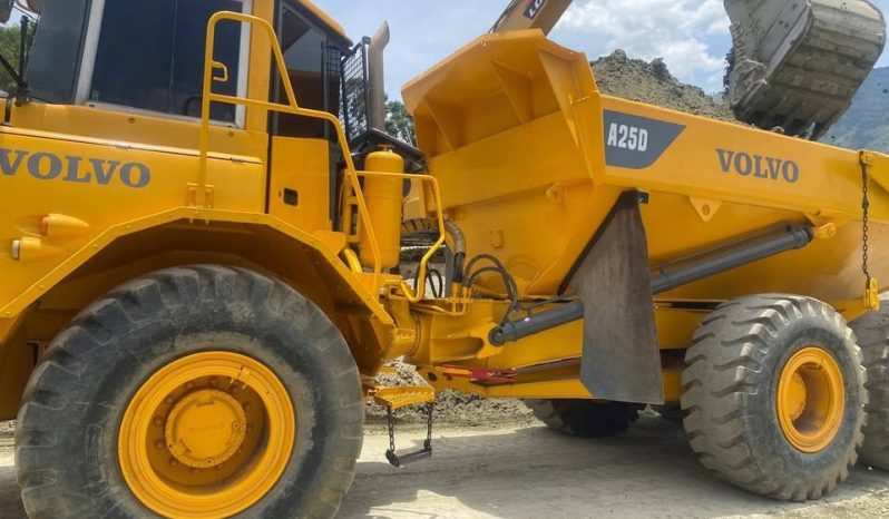 
								Dumper Volvo A25D año 2006 horas 26000 servo reparada, llantas delanteras nuevas Disponible entrega inmediata completo									