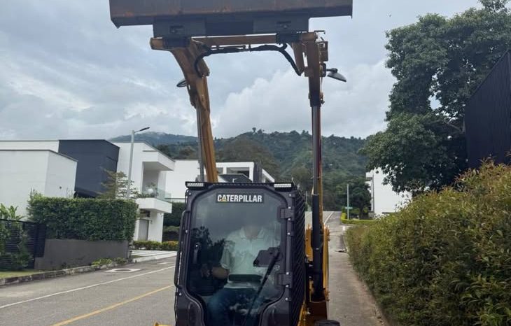 
								Minicargador Caterpillar 246D año 2024 horas 25 nuevo completo									