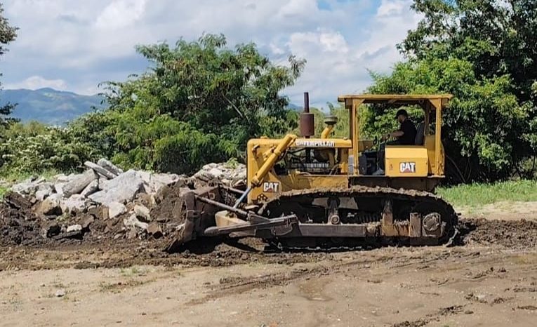 
								Bulldozer Caterpillar D6C 99J  en buen estado Reparado. 120 horas Mecanico $120.000.000 completo									