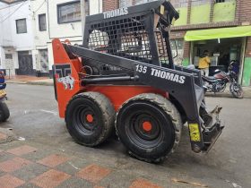 Minicargador Thomas 135 año 2003 en buen estado de funcionamiento