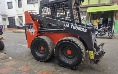 Minicargador Thomas 135 año 2003 en buen estado de funcionamiento