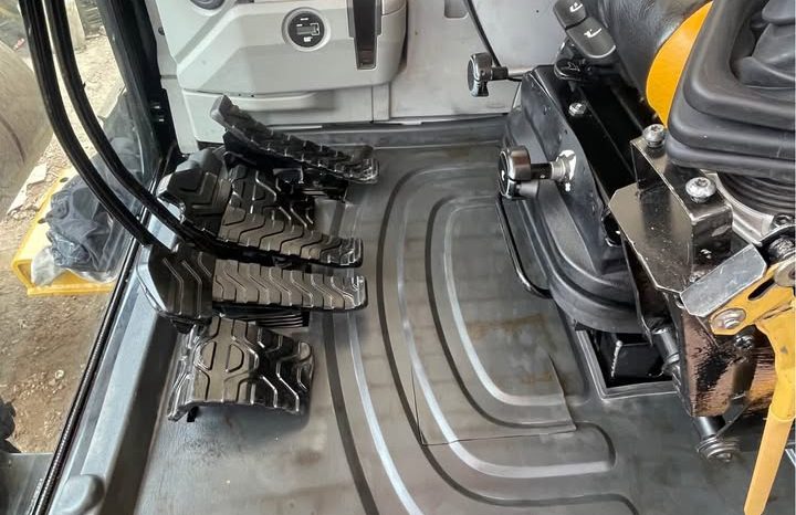 
								Excavadora Caterpillar 312E año 2015 horas 13400 precii, $ 275.000.000 ubicacion Colombia completo									