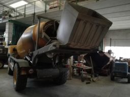 
										Autohormigonera Dieci F7000 capacidad 5 M3pesaje electronico año 2007 horas 1200 precio 28.000,00 € EXW Europa completo									