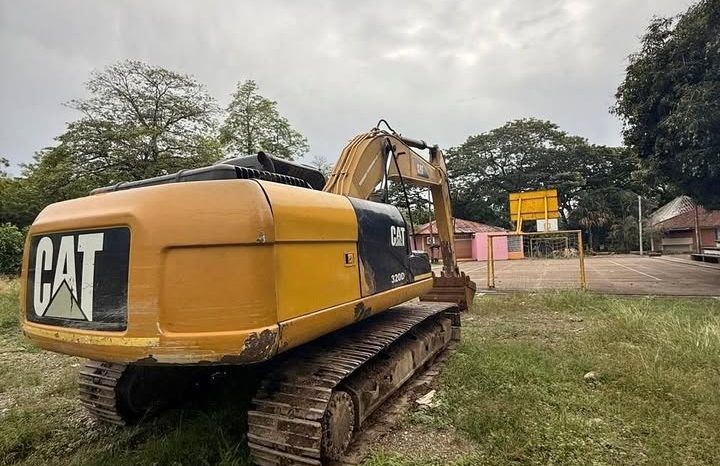 
								Excavadora Caterpillar 320D 2015 horas aprox. 8000 completo									
