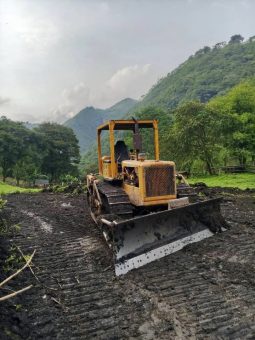Bulldozer D4C-47A 1979 Mecanico esta trabajando
