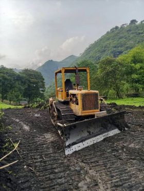 Bulldozer D4C-40A 1979 Mecanico esta trabajando