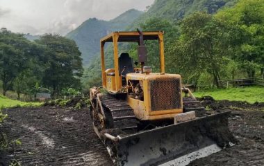 Bulldozer D4C-40A 1979 Mecanico esta trabajando
