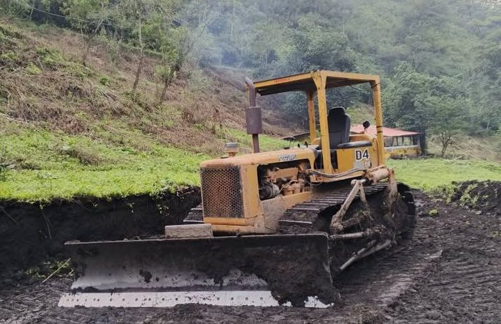 
								Bulldozer D4C-40A 1979 Mecanico esta trabajando completo									