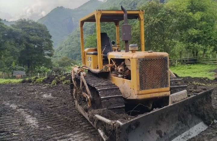 
								Bulldozer D4C-40A 1979 Mecanico esta trabajando completo									