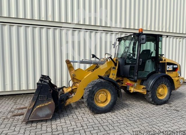 
								Cargador Caterpillar 906 M año 2019 horas 2570. Incluye cucharón y horquillas * Acoplamiento rápido hidráulico, ubicacion Europa completo									