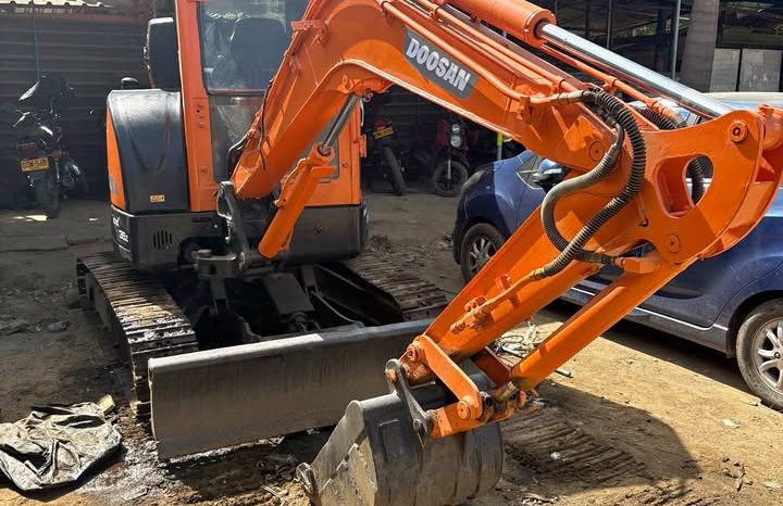 
								Miniexcavadora Doosan DX35Z año 2019 completo									