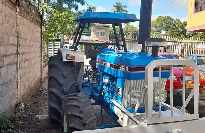 
								Tractor Ford 6610 año (19..) todo le funciona de doble transmisión perfecto para trabajar completo									