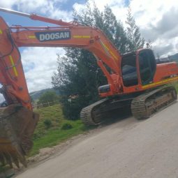 Excavadora Doosan DX 300 LCA año 2016 horas 12900