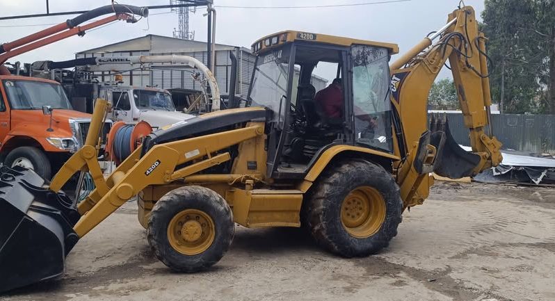 
								Retroexcavadora Caterpillar 420D año 2004 horas 10000 completo									