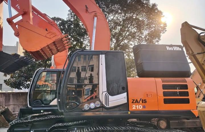 
								Excavadora Hitachi ZX210-3 6 cilindros año 2022 completo									