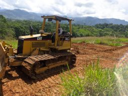 Bulldozer Caterpillar D5C año 2000  rodamiento 80% actualmente trabajando