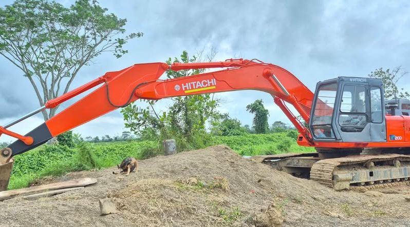 
								Excavadora Hitachi EX200-1 año 1992 completo									