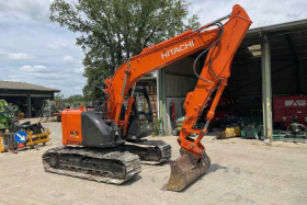 Exc. Hitachi ZX135/US-3 año 2010 Horas:9.408 Orugas metálicas con almohadillas de goma