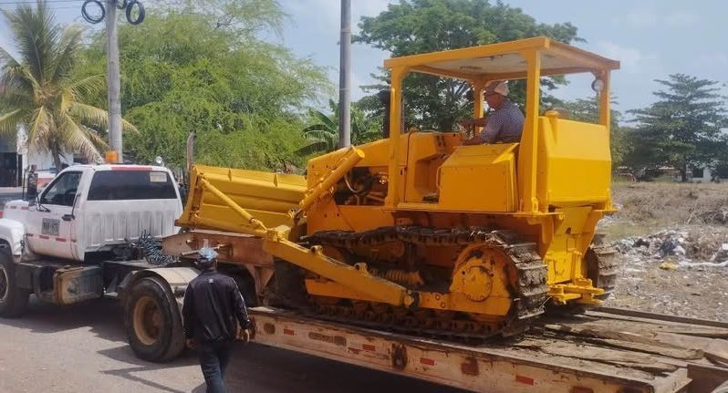 
								Bulldozer Caterpillar D4E año 1981 completo									