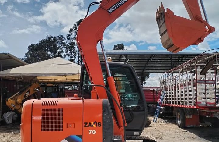 
								Excavadora Hitachi 70 año 2021 horas 2425 perfecto estado completo									